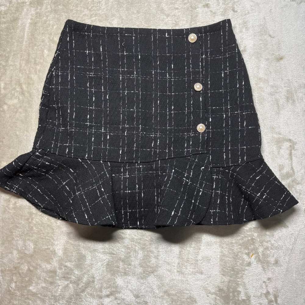 Allegra K Tweed Mini Skirt XS Black Plaid Pearl Button Ruffle Hem Flounce Lined‎